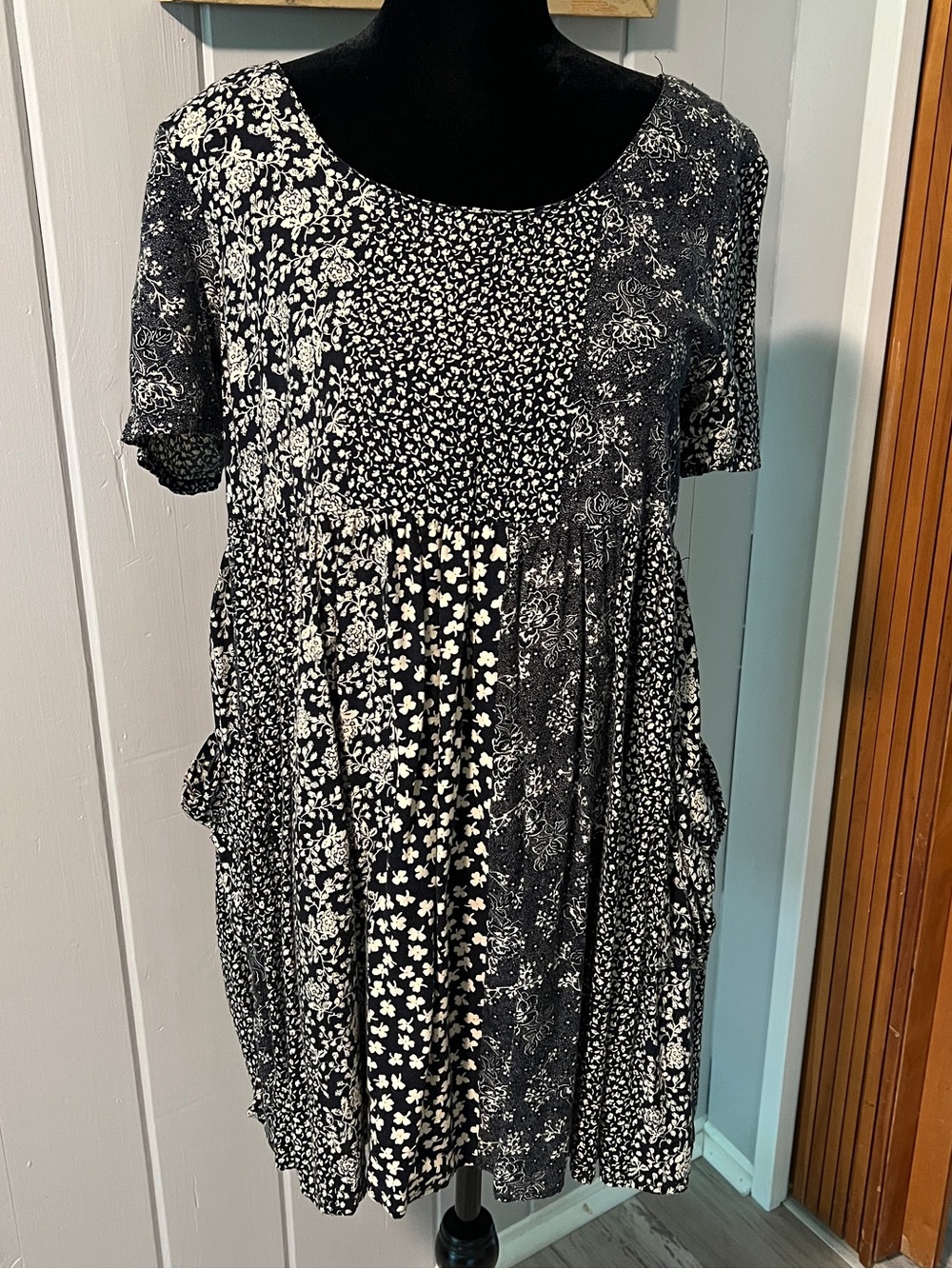 Vintage pellini Black & White Mixed Floral Short Mini Dress with Pockets